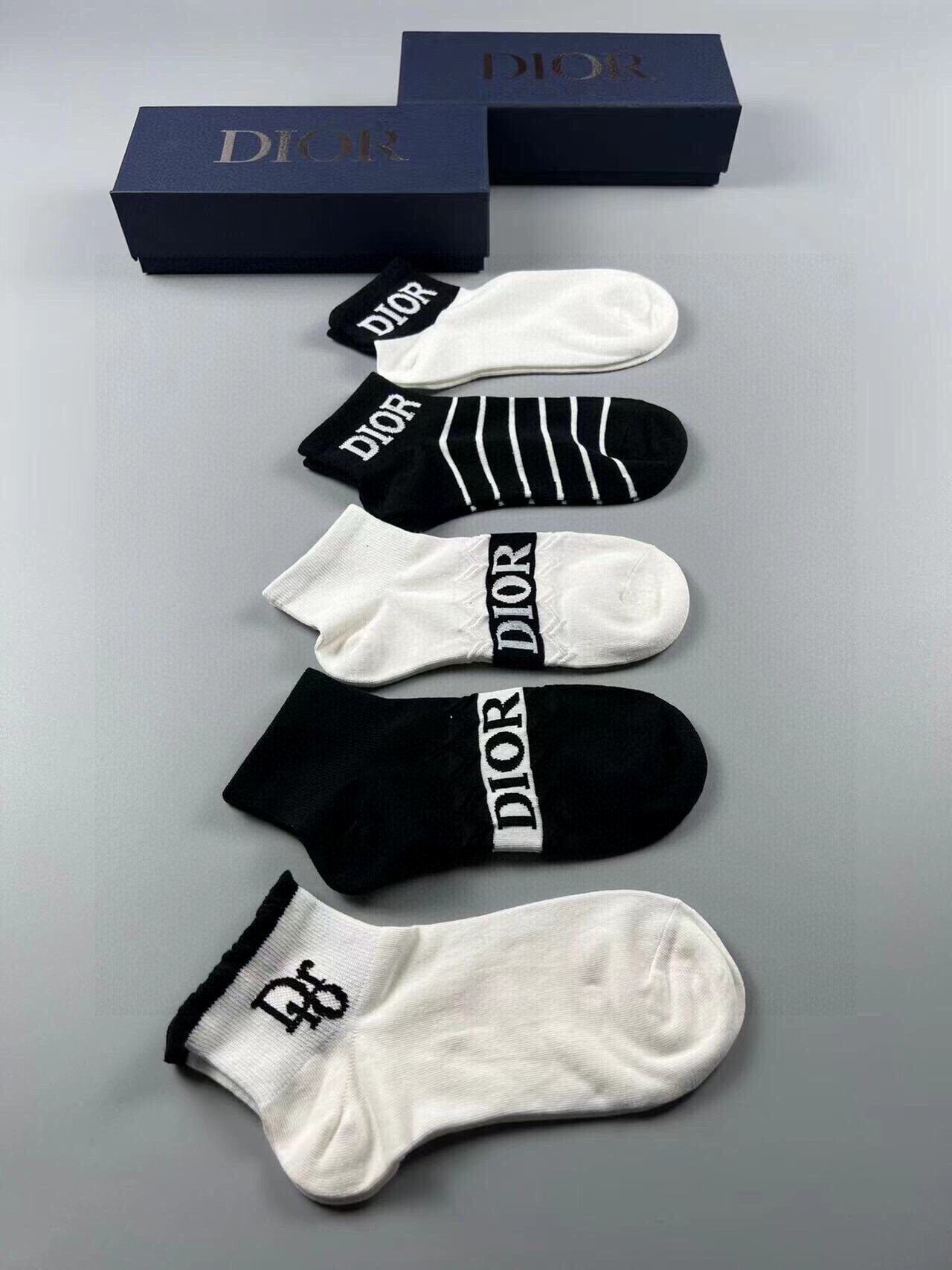  🆕Dior · 迪奥❗️D家新品女款短款袜子❗️【一盒五双】纯棉材质，上脚柔软舒适，经典的D家字母lo