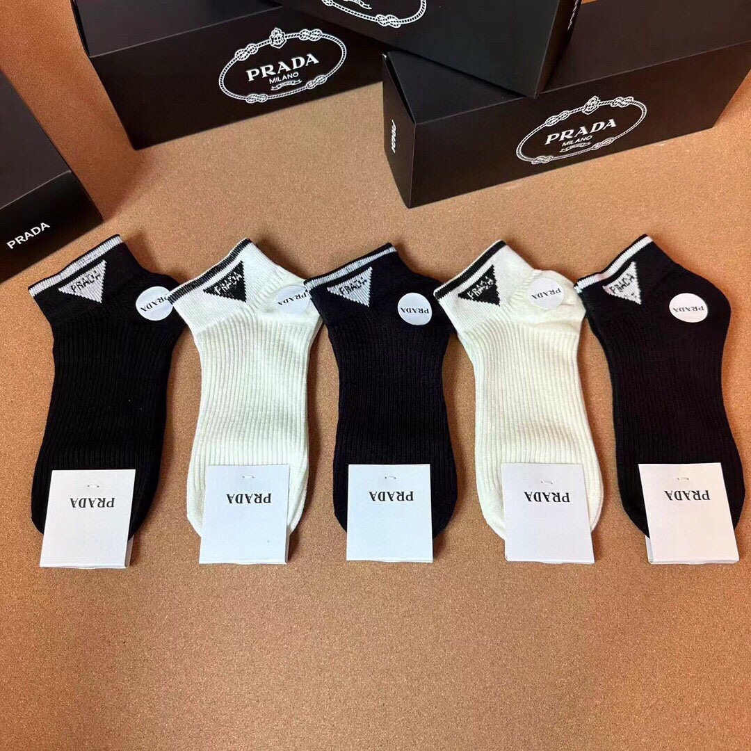  🆕PRADA · 普拉达新品袜子❗️【一盒五双】纯棉材质织造，提花经典标志，柔软舒适，大牌出街，潮人必