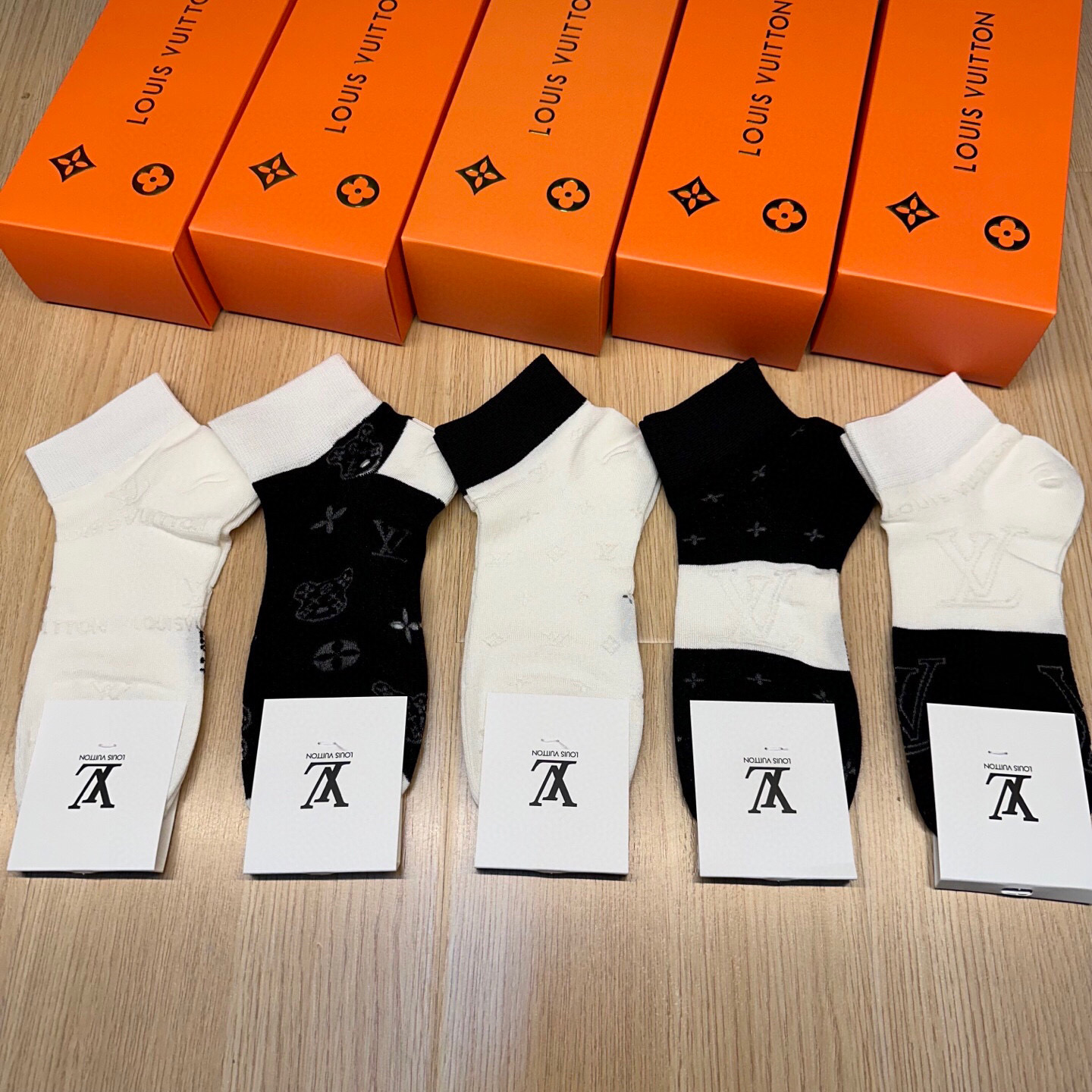  🆕 Louis Vuitton ❗驴家新品网红女款袜子❗️【一盒五双】冰丝材质，冰凉透气舒适，超级ni