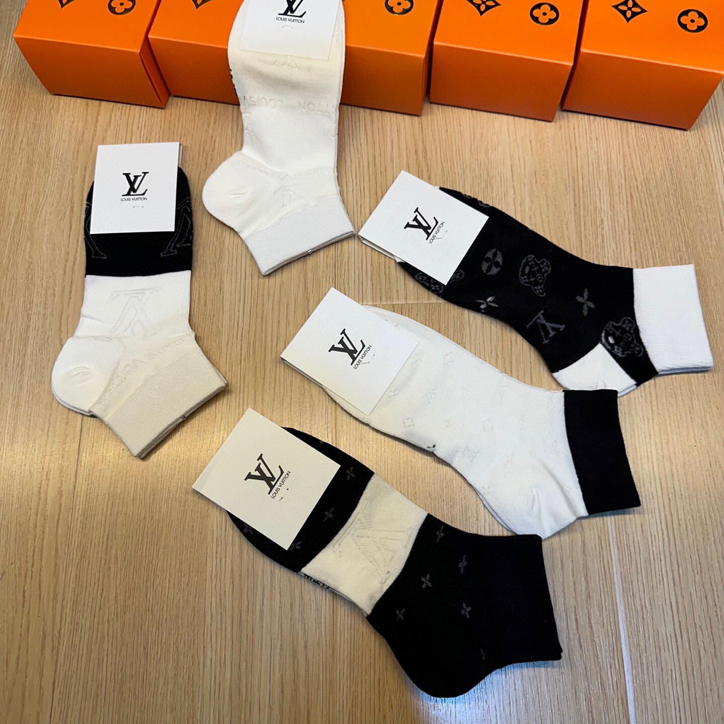  🆕 Louis Vuitton ❗驴家新品网红女款袜子❗️【一盒五双】冰丝材质，冰凉透气舒适，超级ni