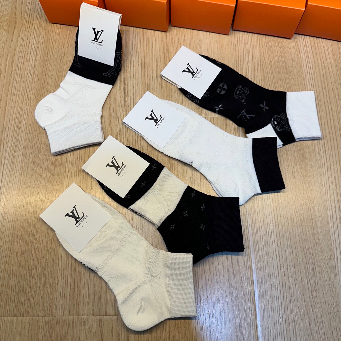  🆕 Louis Vuitton ❗驴家新品网红女款袜子❗️【一盒五双】冰丝材质，冰凉透气舒适，超级ni