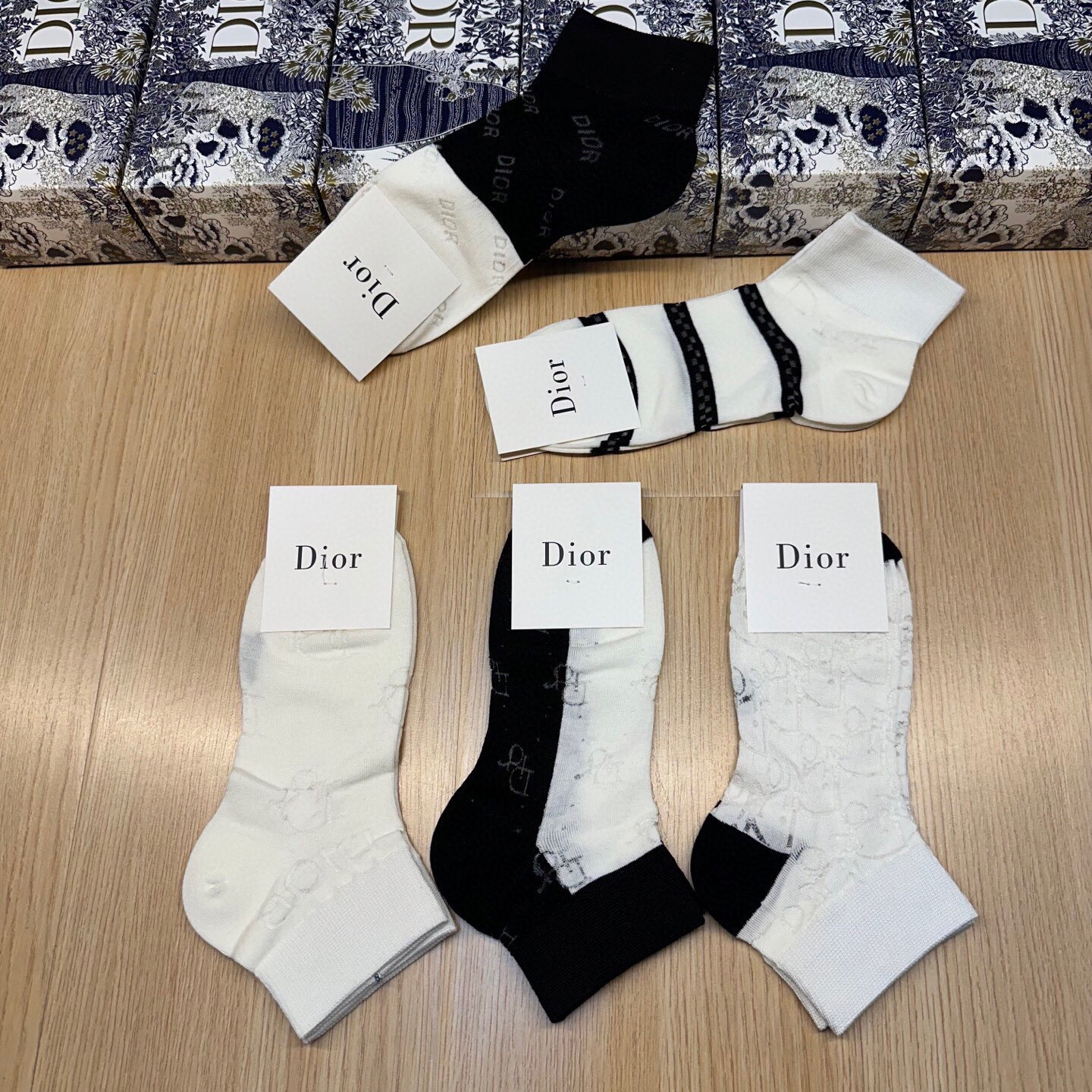  🆕Dior · 迪奥❗D家新品网红女款袜子❗️【一盒五双】冰丝材质，冰凉透气舒适，超级nice❗️超火