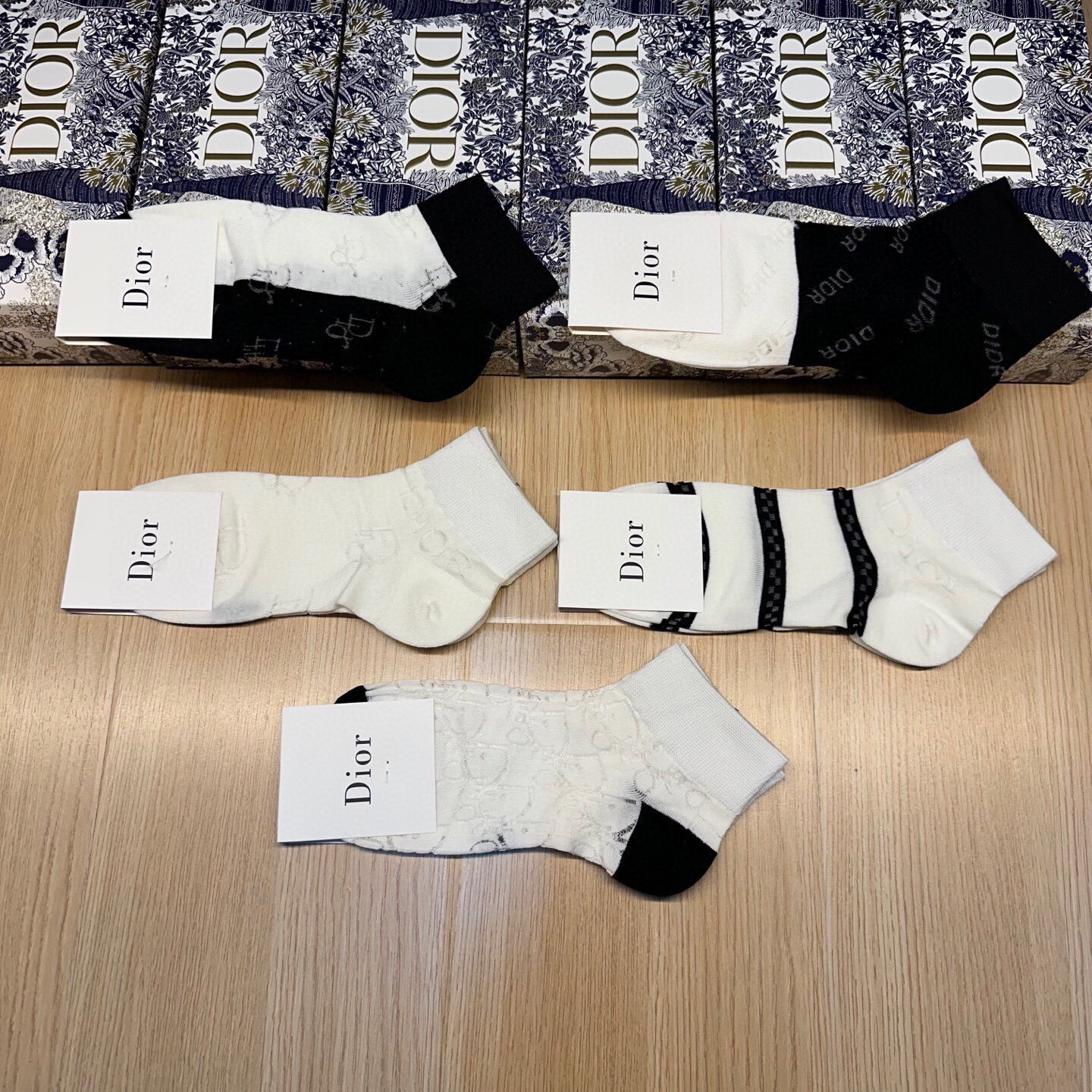  🆕Dior · 迪奥❗D家新品网红女款袜子❗️【一盒五双】冰丝材质，冰凉透气舒适，超级nice❗️超火