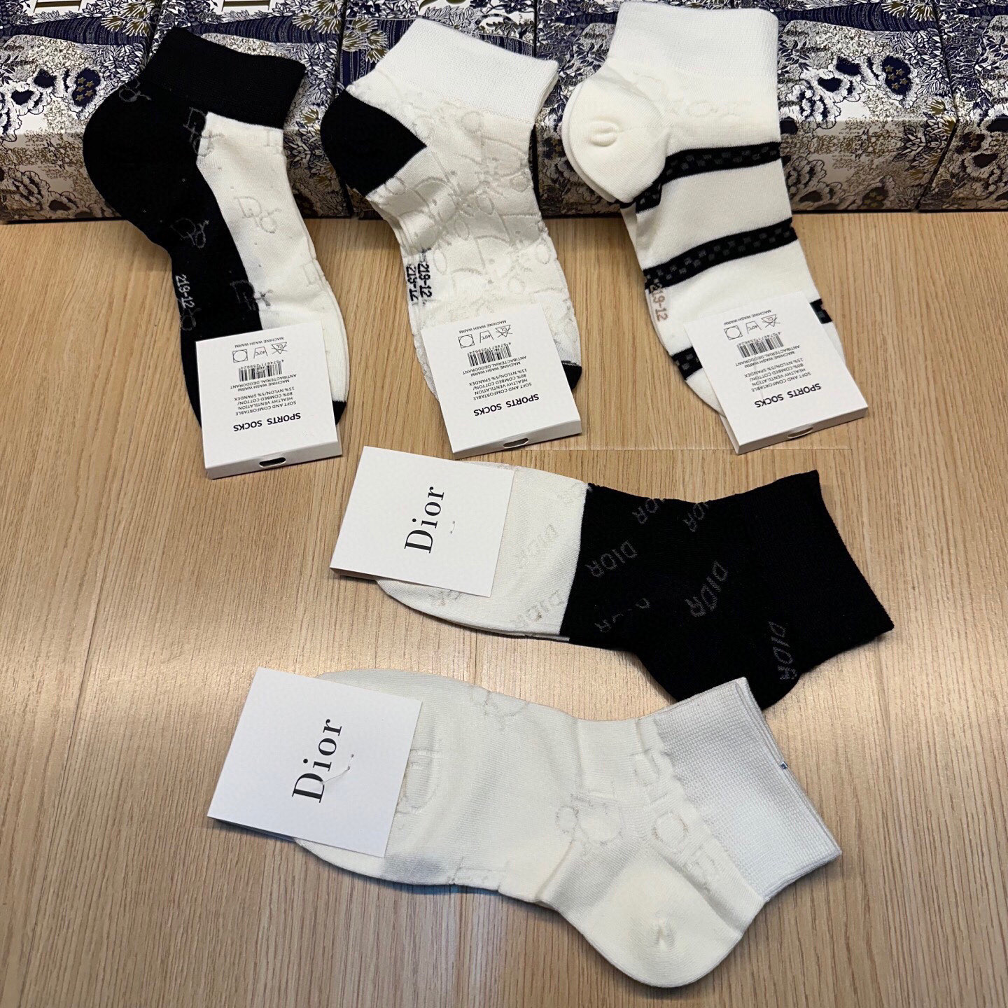  🆕Dior · 迪奥❗D家新品网红女款袜子❗️【一盒五双】冰丝材质，冰凉透气舒适，超级nice❗️超火
