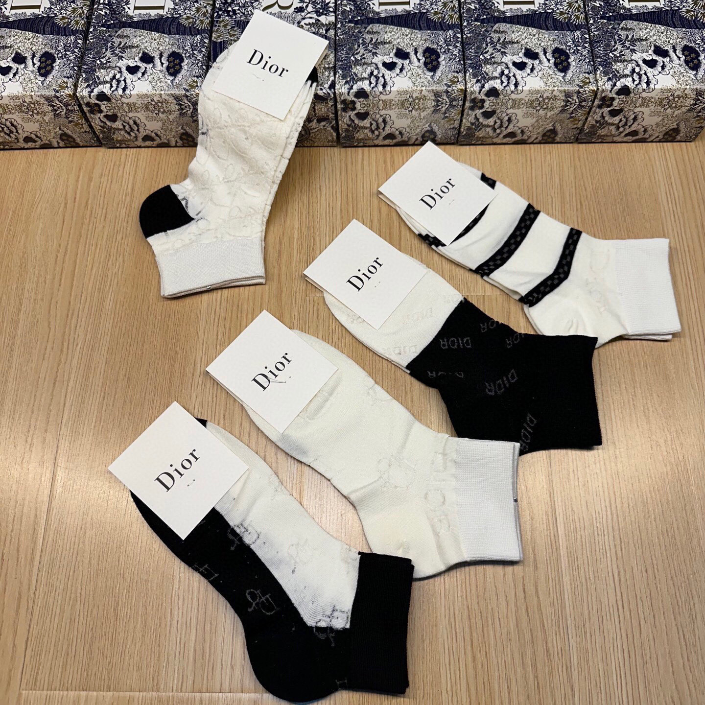  🆕Dior · 迪奥❗D家新品网红女款袜子❗️【一盒五双】冰丝材质，冰凉透气舒适，超级nice❗️超火