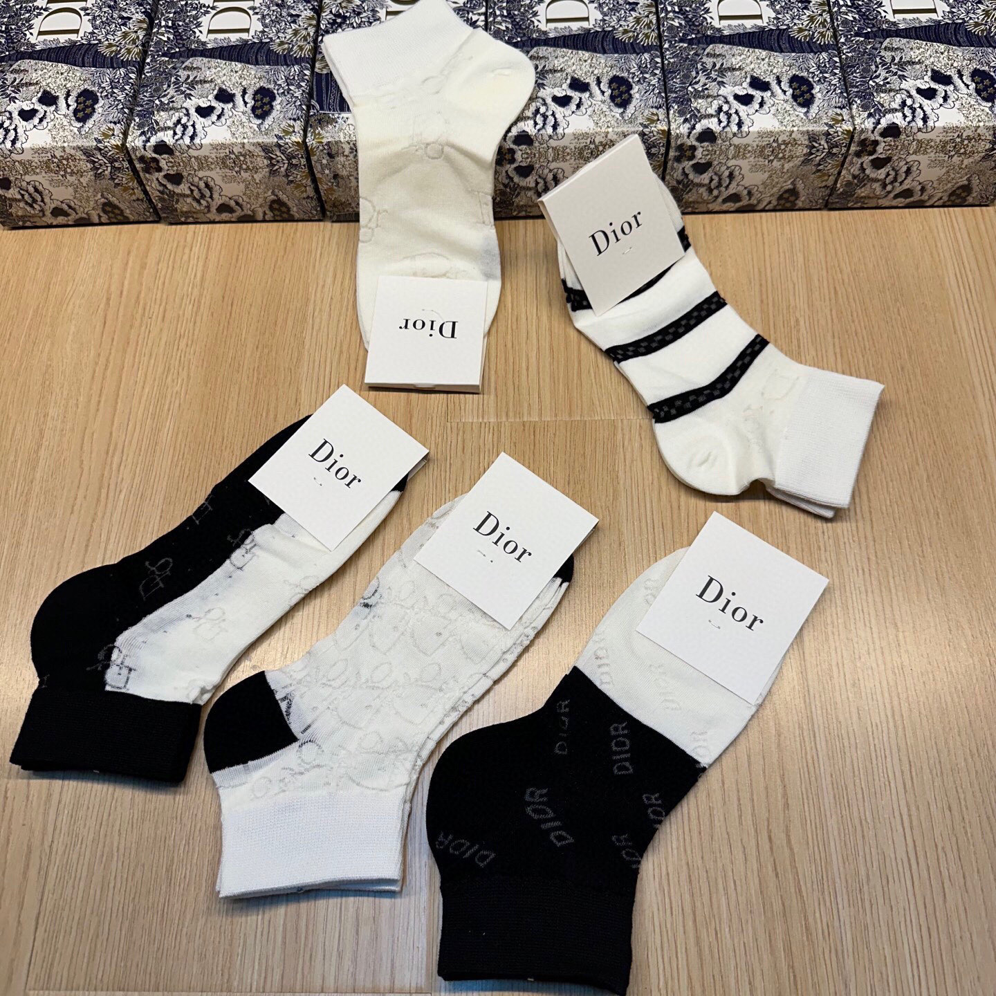  🆕Dior · 迪奥❗D家新品网红女款袜子❗️【一盒五双】冰丝材质，冰凉透气舒适，超级nice❗️超火
