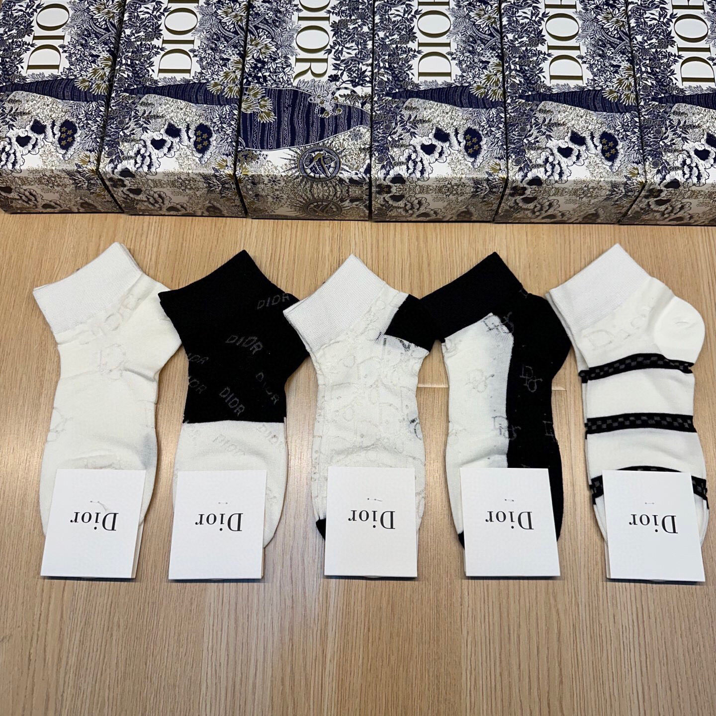  🆕Dior · 迪奥❗D家新品网红女款袜子❗️【一盒五双】冰丝材质，冰凉透气舒适，超级nice❗️超火