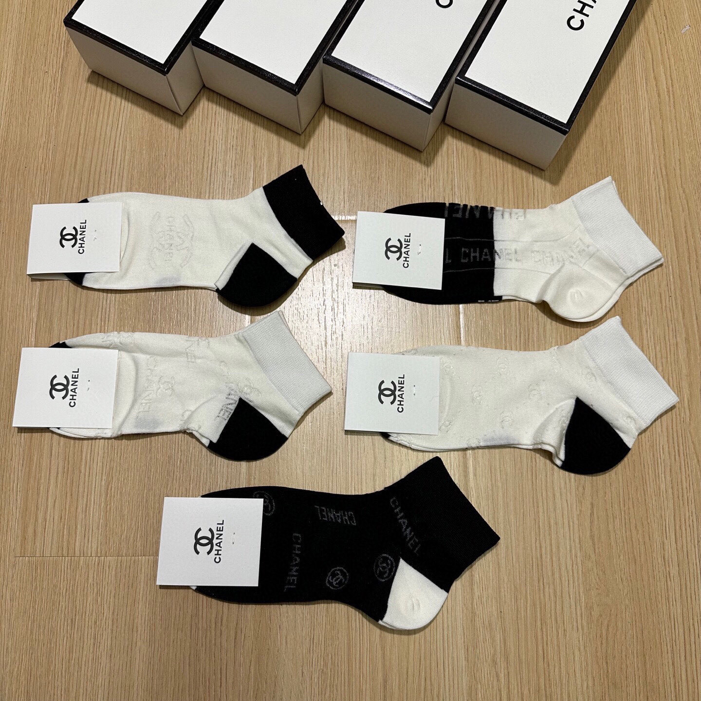  🆕Chanel · 香奈儿❗CH新品网红女款袜子❗️【一盒五双】竹棉材质，冰凉透气舒适，超级nice❗