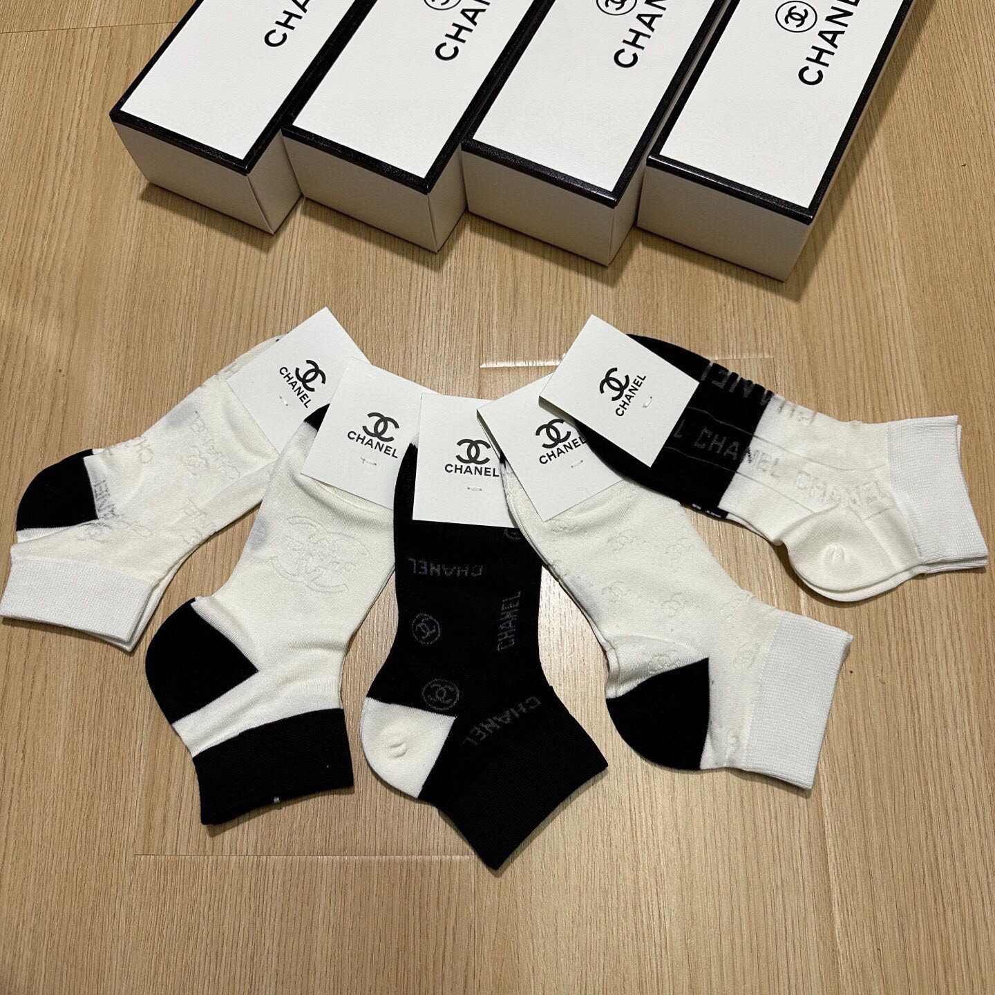  🆕Chanel · 香奈儿❗CH新品网红女款袜子❗️【一盒五双】竹棉材质，冰凉透气舒适，超级nice❗