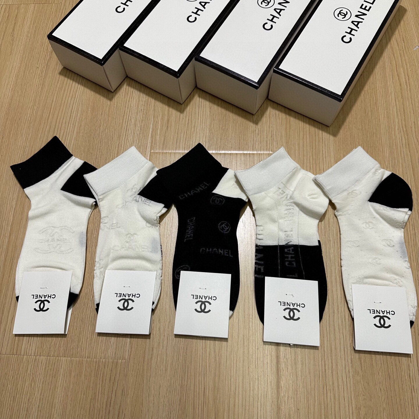  🆕Chanel · 香奈儿❗CH新品网红女款袜子❗️【一盒五双】竹棉材质，冰凉透气舒适，超级nice❗