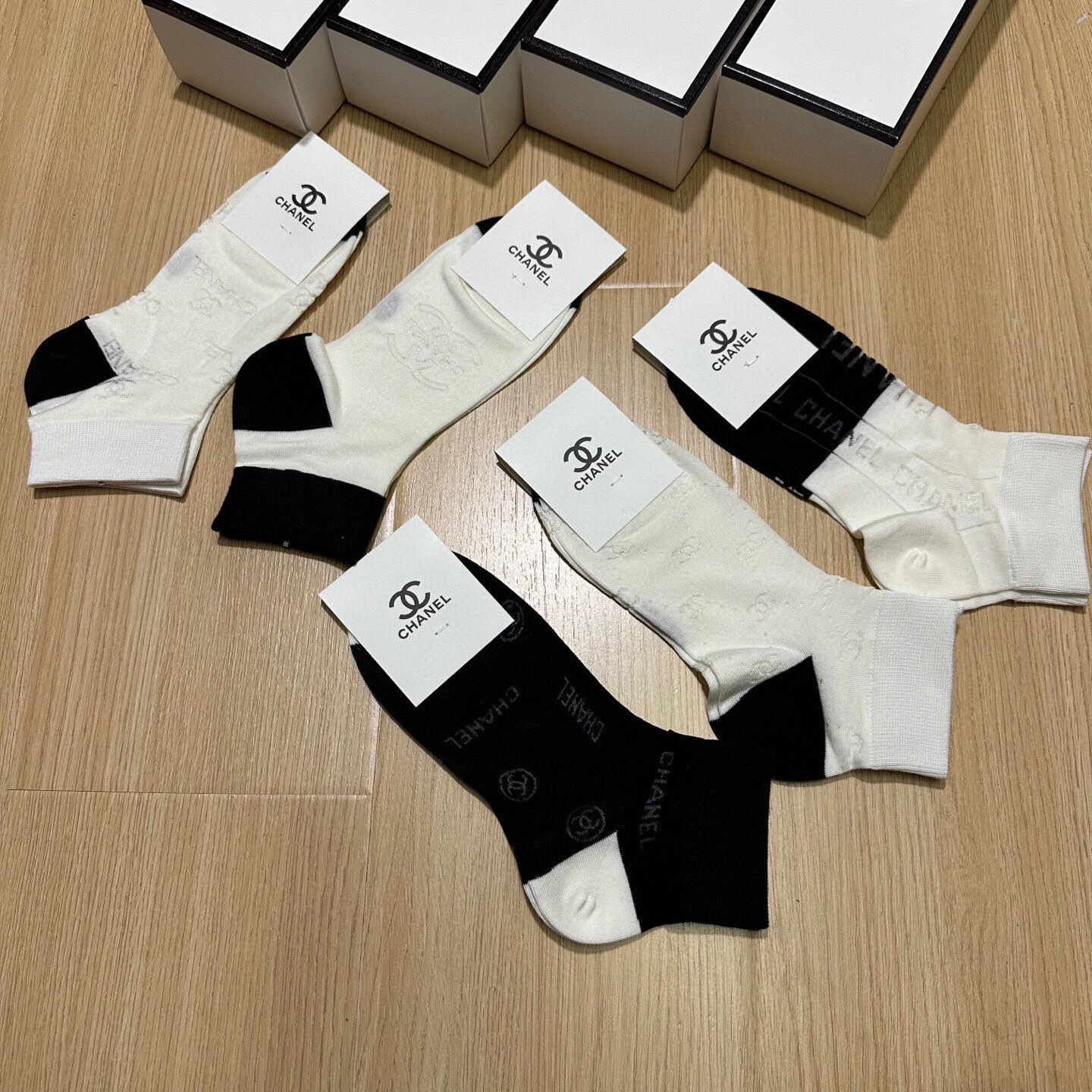  🆕Chanel · 香奈儿❗CH新品网红女款袜子❗️【一盒五双】竹棉材质，冰凉透气舒适，超级nice❗