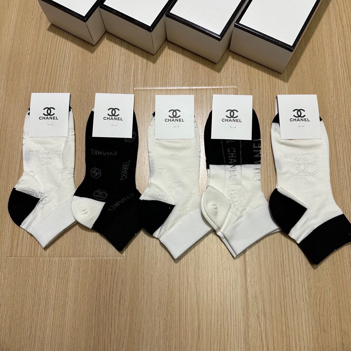  🆕Chanel · 香奈儿❗CH新品网红女款袜子❗️【一盒五双】竹棉材质，冰凉透气舒适，超级nice❗