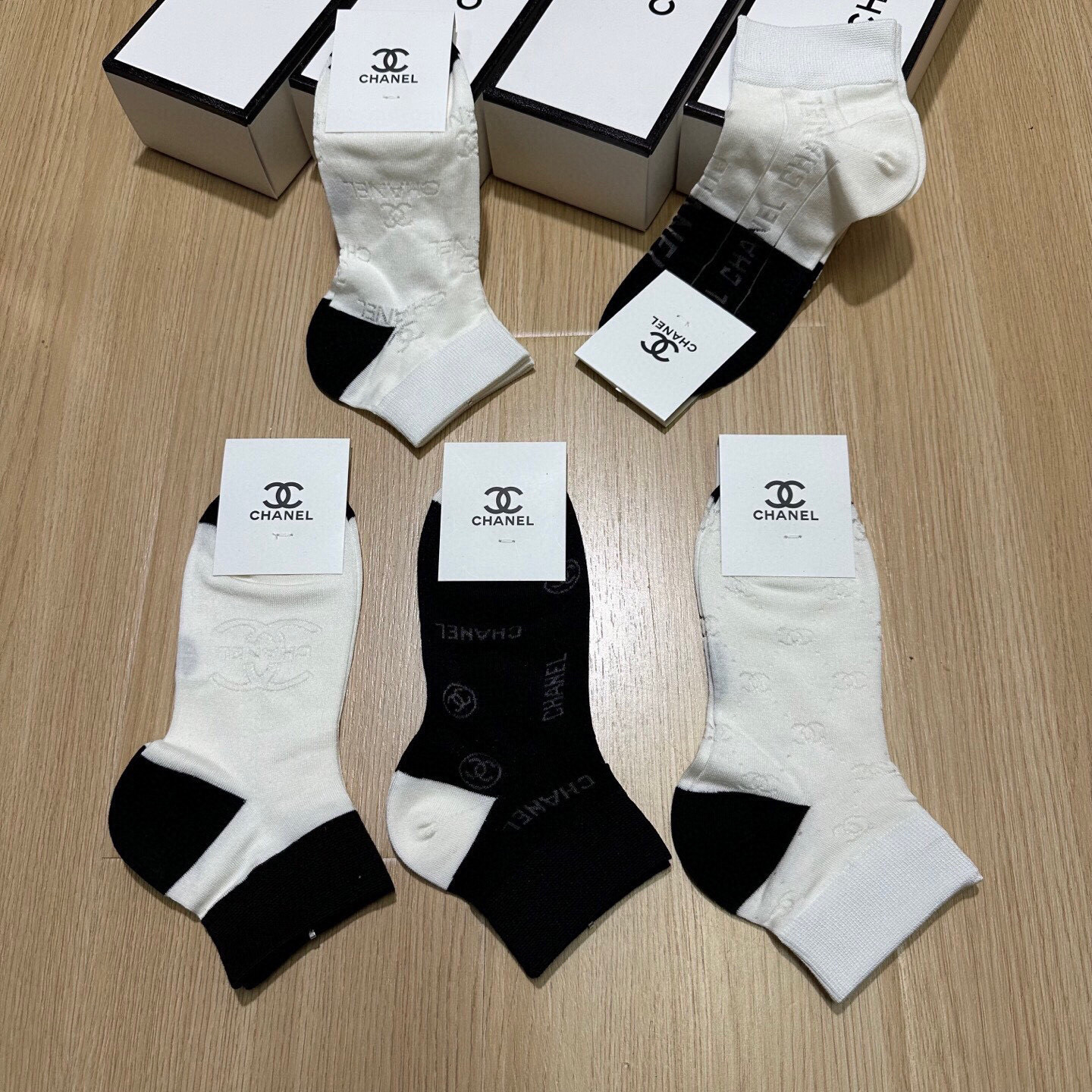  🆕Chanel · 香奈儿❗CH新品网红女款袜子❗️【一盒五双】竹棉材质，冰凉透气舒适，超级nice❗