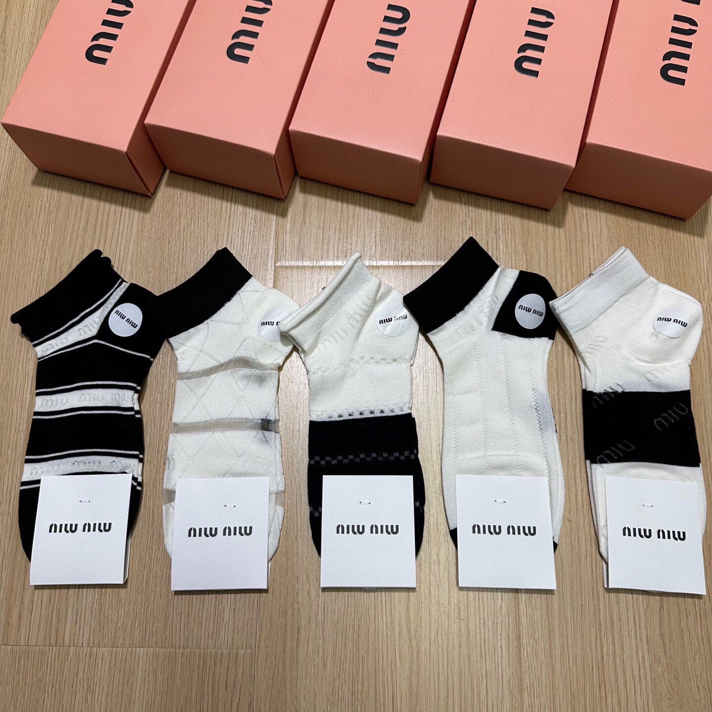  🆕Miumiu · 缪缪❗新品网红女款袜子❗️【一盒五双】竹棉材质，冰凉透气舒适，超级nice❗️超火