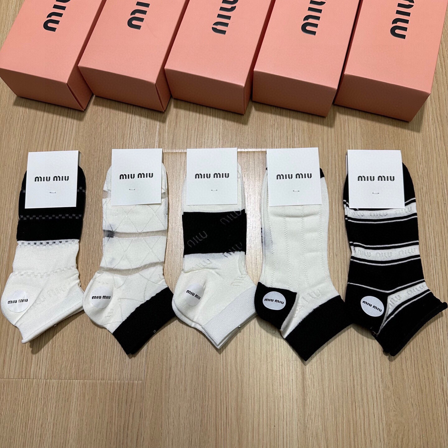  🆕Miumiu · 缪缪❗新品网红女款袜子❗️【一盒五双】竹棉材质，冰凉透气舒适，超级nice❗️超火