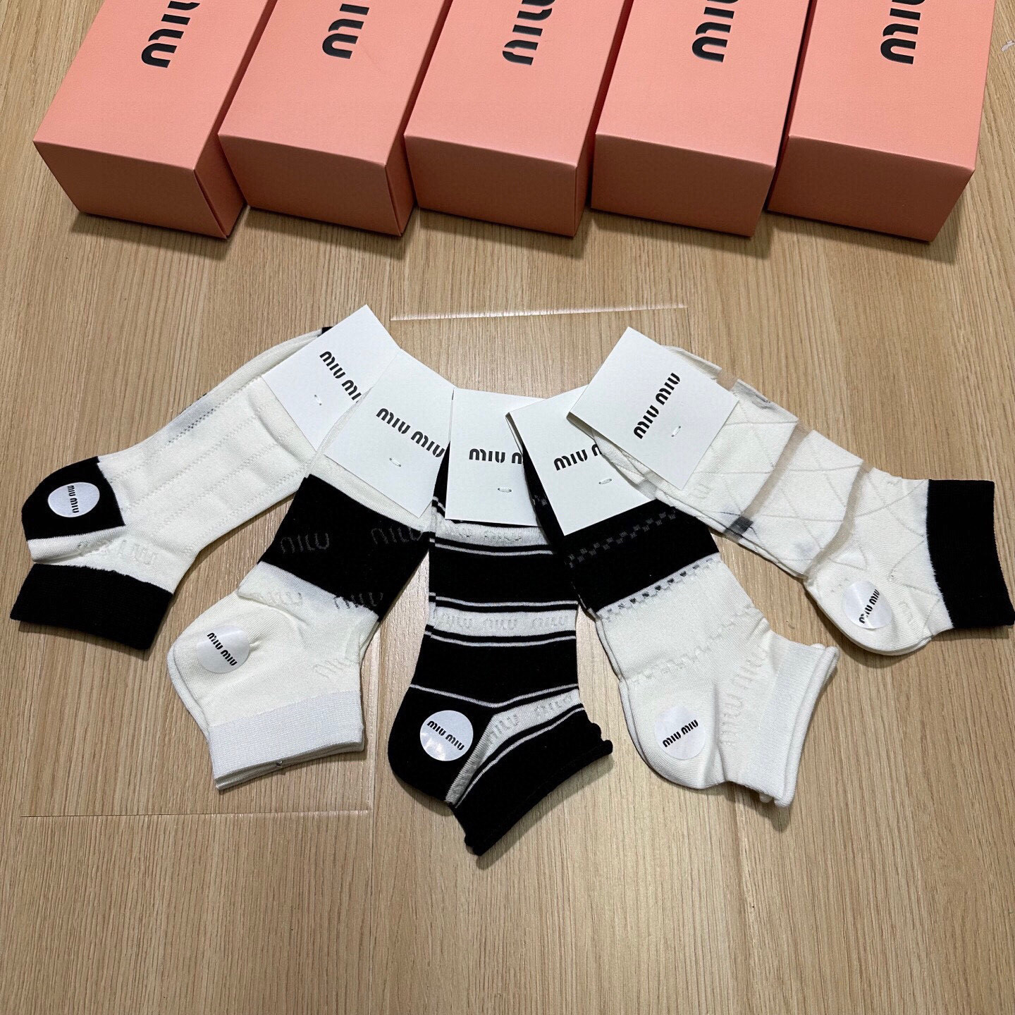  🆕Miumiu · 缪缪❗新品网红女款袜子❗️【一盒五双】竹棉材质，冰凉透气舒适，超级nice❗️超火