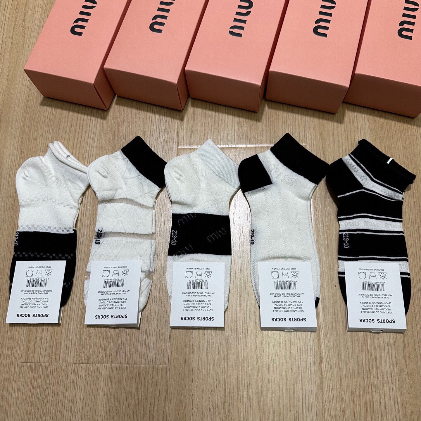  🆕Miumiu · 缪缪❗新品网红女款袜子❗️【一盒五双】竹棉材质，冰凉透气舒适，超级nice❗️超火