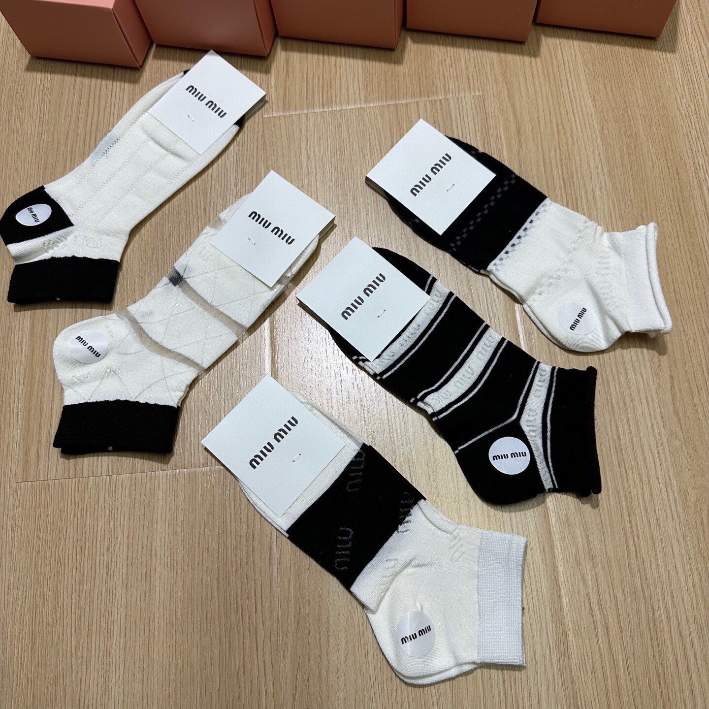  🆕Miumiu · 缪缪❗新品网红女款袜子❗️【一盒五双】竹棉材质，冰凉透气舒适，超级nice❗️超火