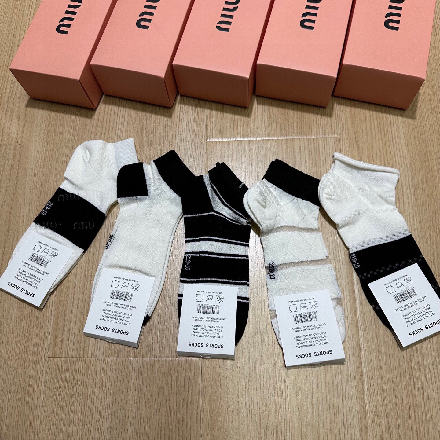  🆕Miumiu · 缪缪❗新品网红女款袜子❗️【一盒五双】竹棉材质，冰凉透气舒适，超级nice❗️超火