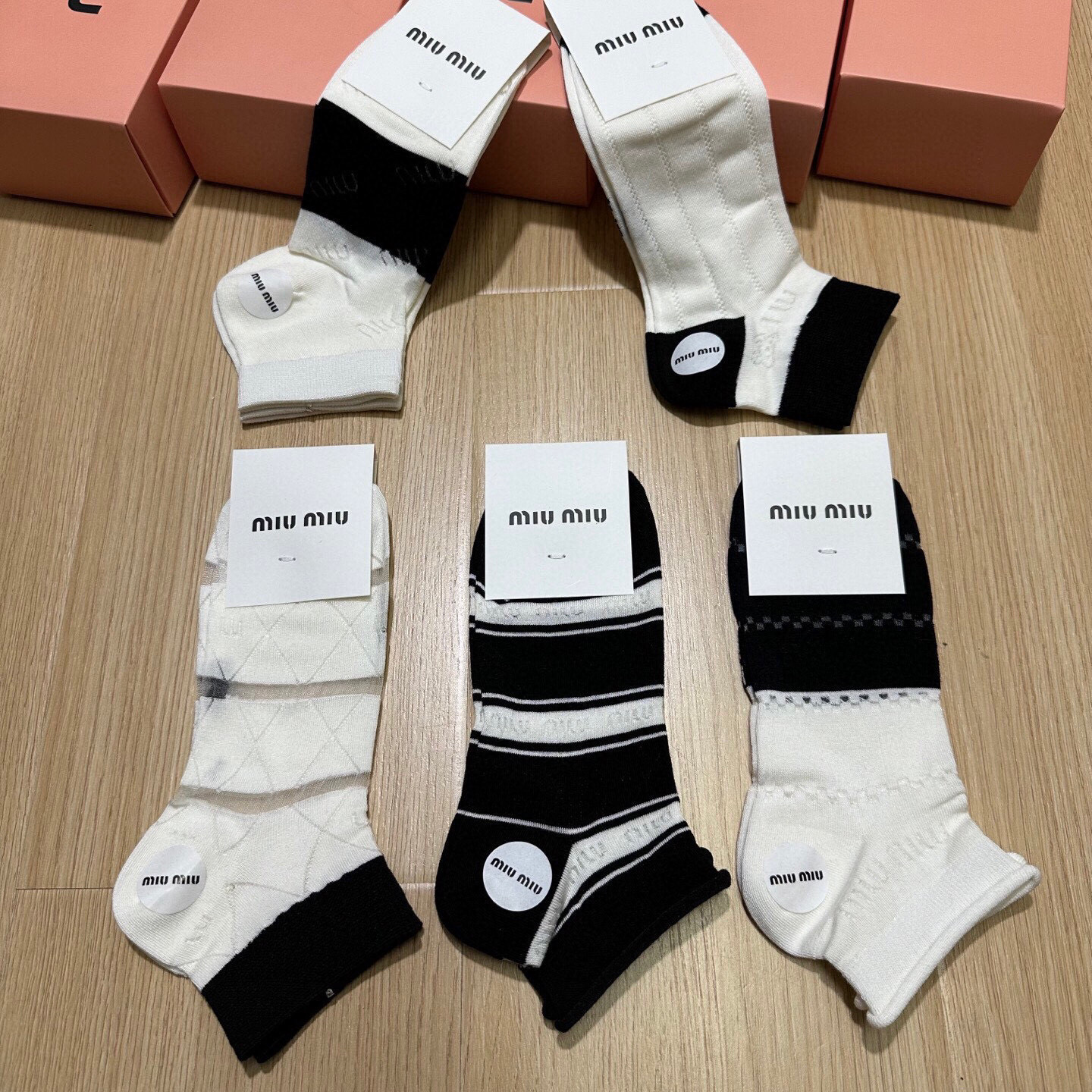 🆕Miumiu · 缪缪❗新品网红女款袜子❗️【一盒五双】竹棉材质，冰凉透气舒适，超级nice❗️超火