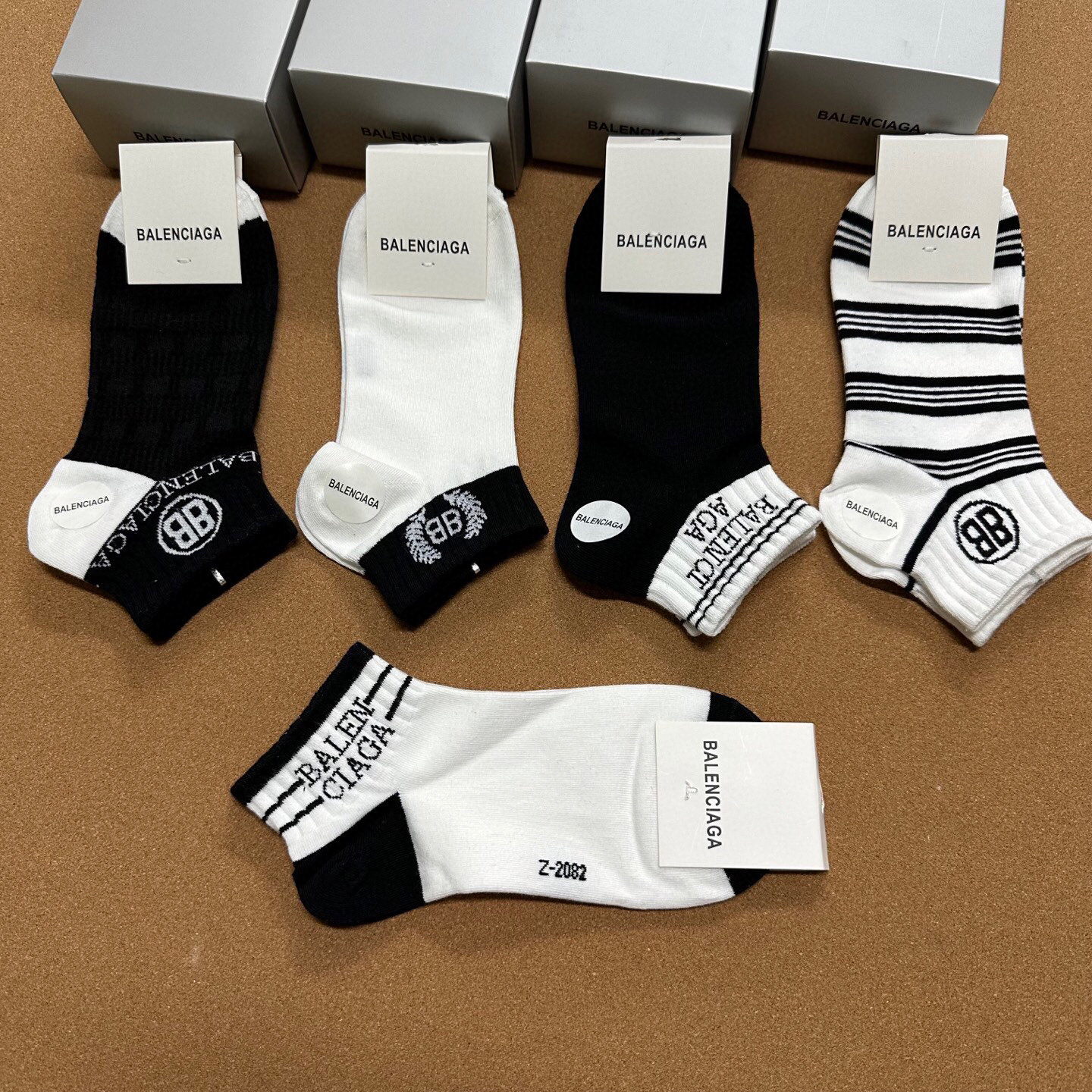  🆕BALENCIAGA · 巴黎世家❗️BL经典女款袜子❗️【一盒五双】纯棉材质织造，上脚柔软舒适，大
