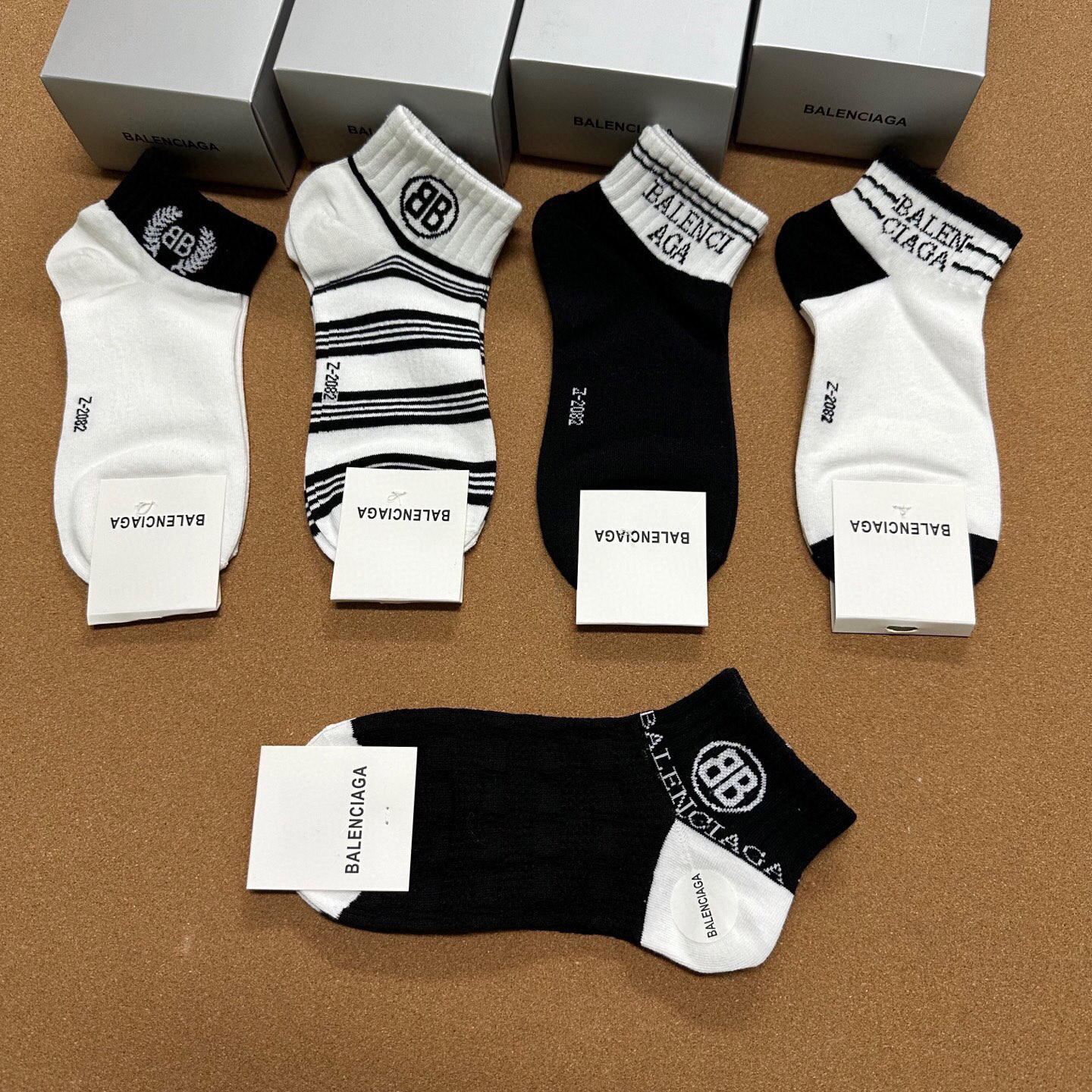  🆕BALENCIAGA · 巴黎世家❗️BL经典女款袜子❗️【一盒五双】纯棉材质织造，上脚柔软舒适，大