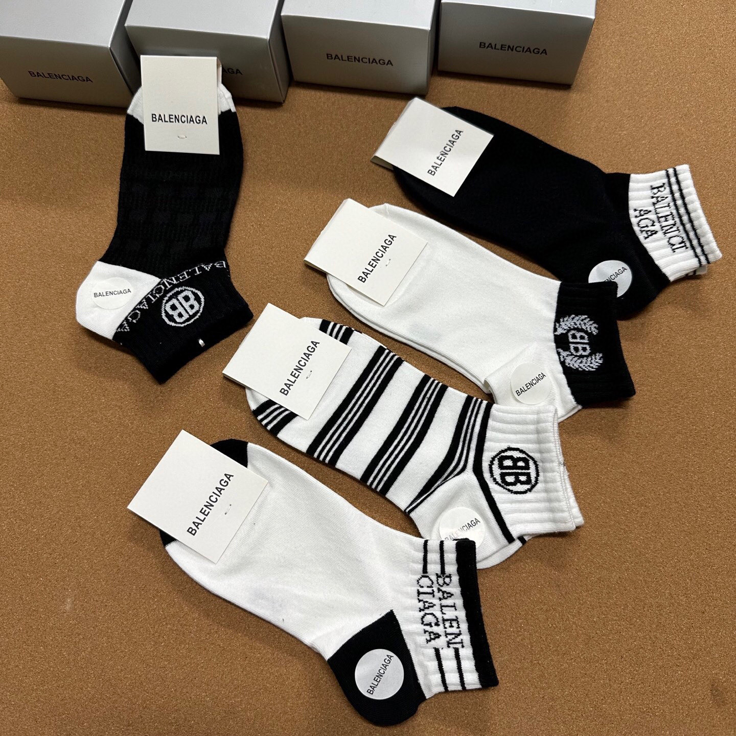  🆕BALENCIAGA · 巴黎世家❗️BL经典女款袜子❗️【一盒五双】纯棉材质织造，上脚柔软舒适，大