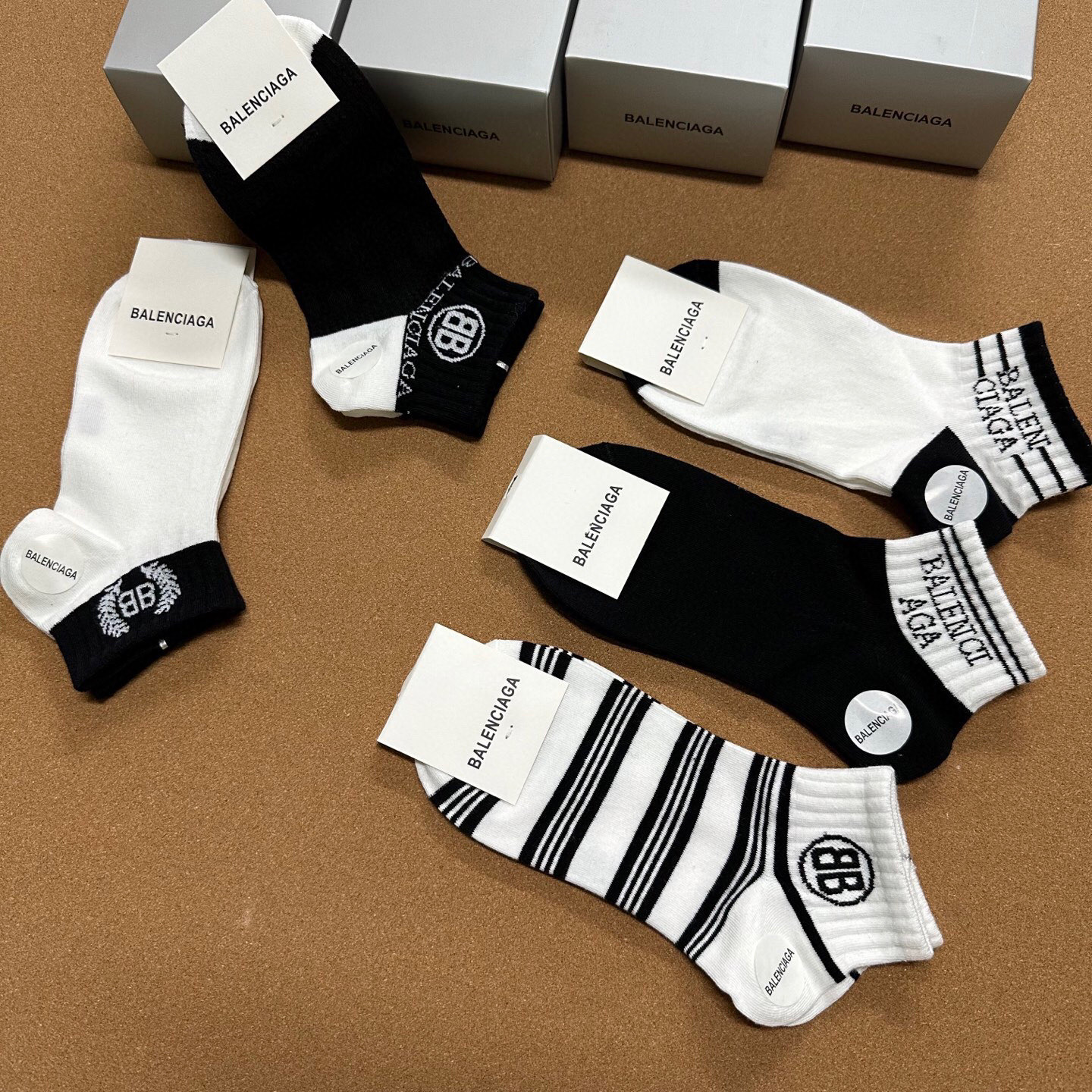  🆕BALENCIAGA · 巴黎世家❗️BL经典女款袜子❗️【一盒五双】纯棉材质织造，上脚柔软舒适，大