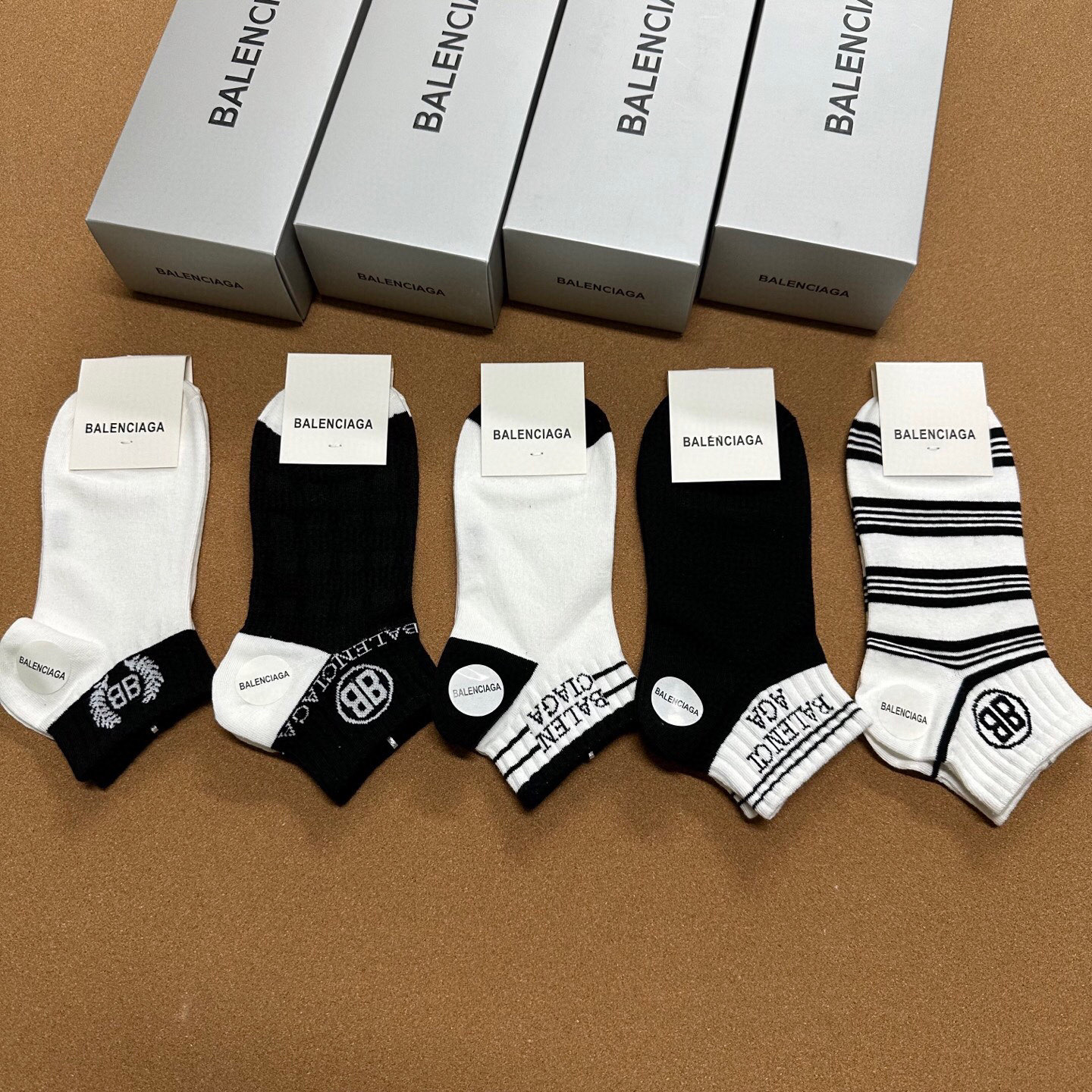  🆕BALENCIAGA · 巴黎世家❗️BL经典女款袜子❗️【一盒五双】纯棉材质织造，上脚柔软舒适，大