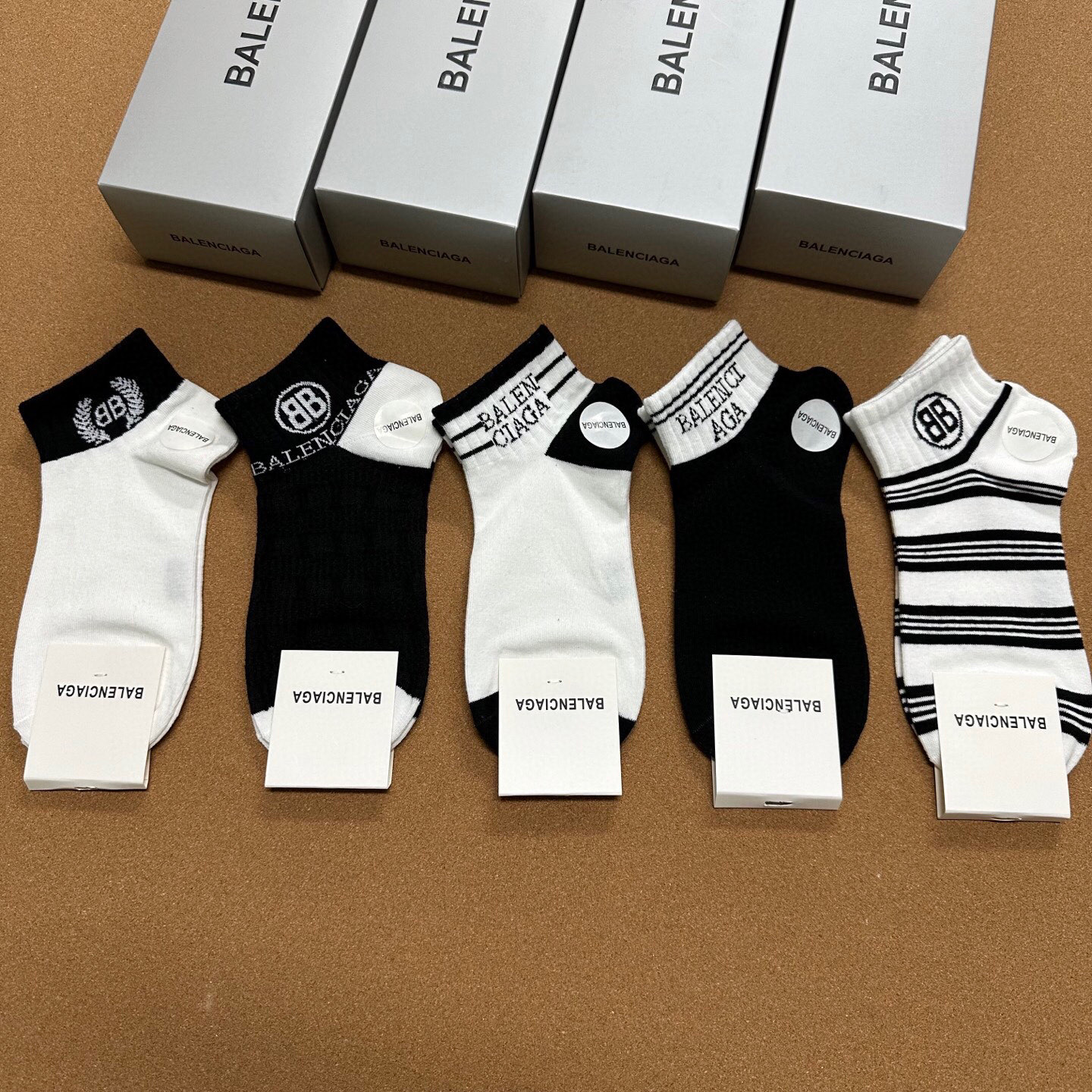  🆕BALENCIAGA · 巴黎世家❗️BL经典女款袜子❗️【一盒五双】纯棉材质织造，上脚柔软舒适，大
