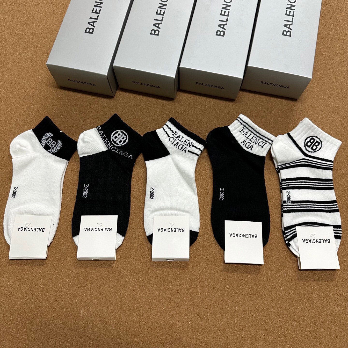  🆕BALENCIAGA · 巴黎世家❗️BL经典女款袜子❗️【一盒五双】纯棉材质织造，上脚柔软舒适，大
