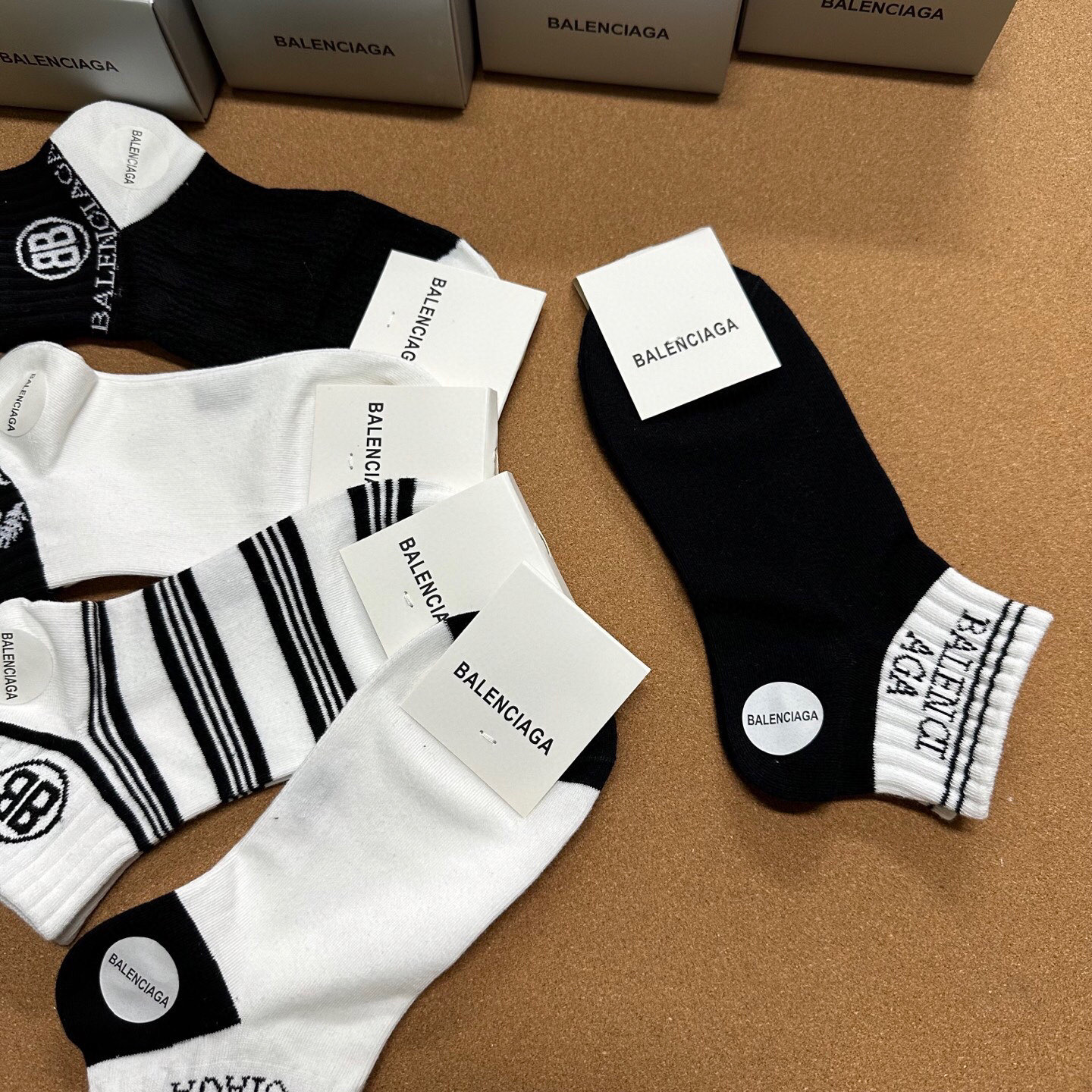  🆕BALENCIAGA · 巴黎世家❗️BL经典女款袜子❗️【一盒五双】纯棉材质织造，上脚柔软舒适，大