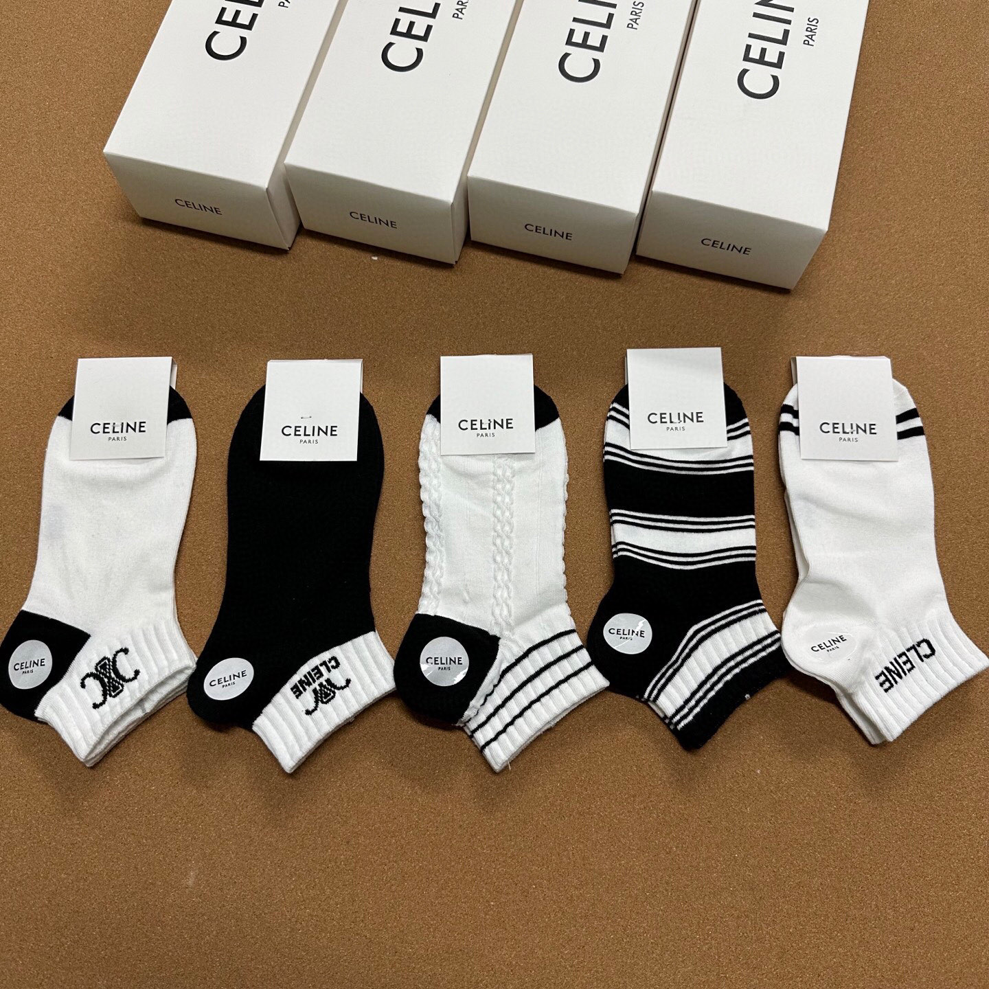  🆕CELINE · 赛琳❗️新品女款短袜子【一盒五双】提花经典标志，纯棉材质制造，透气舒适，超级nic
