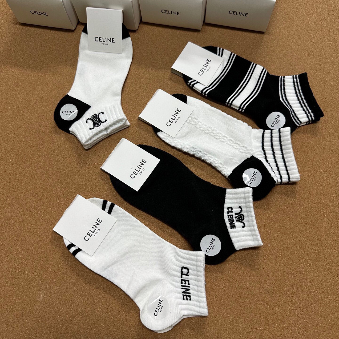  🆕CELINE · 赛琳❗️新品女款短袜子【一盒五双】提花经典标志，纯棉材质制造，透气舒适，超级nic