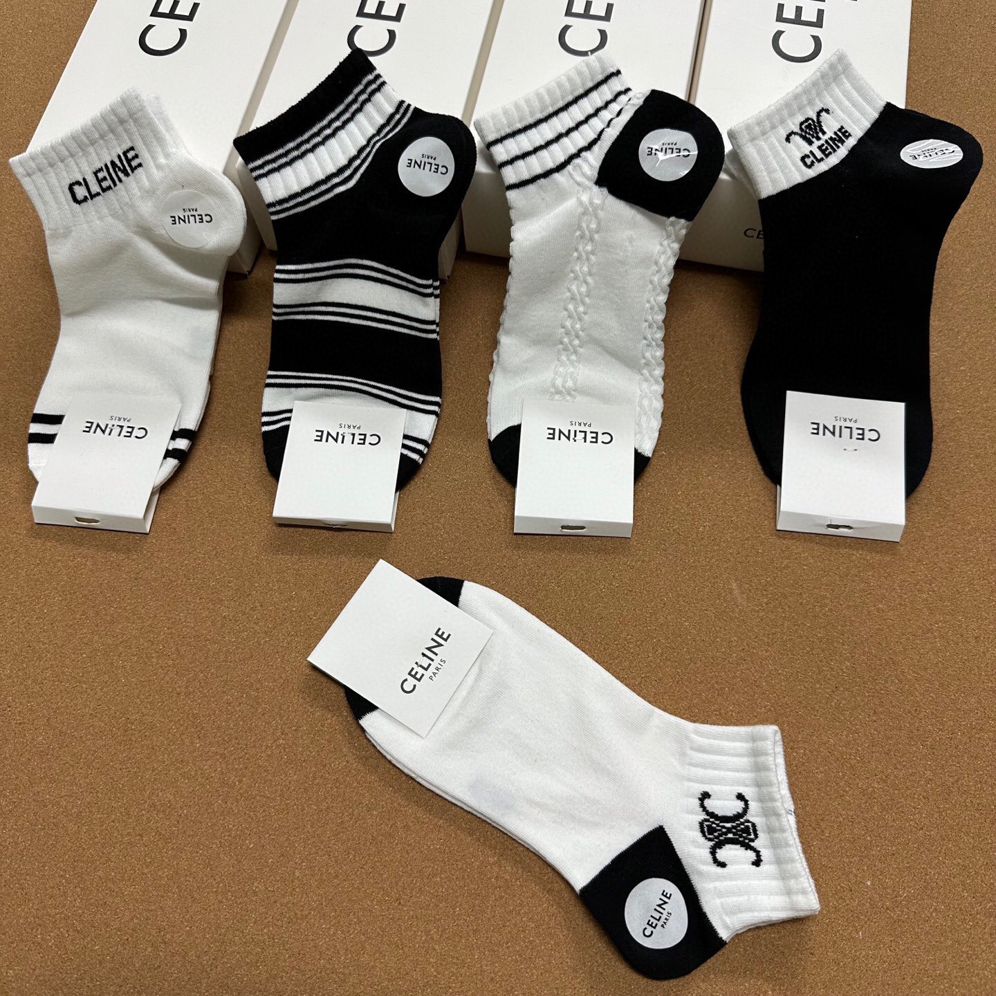  🆕CELINE · 赛琳❗️新品女款短袜子【一盒五双】提花经典标志，纯棉材质制造，透气舒适，超级nic