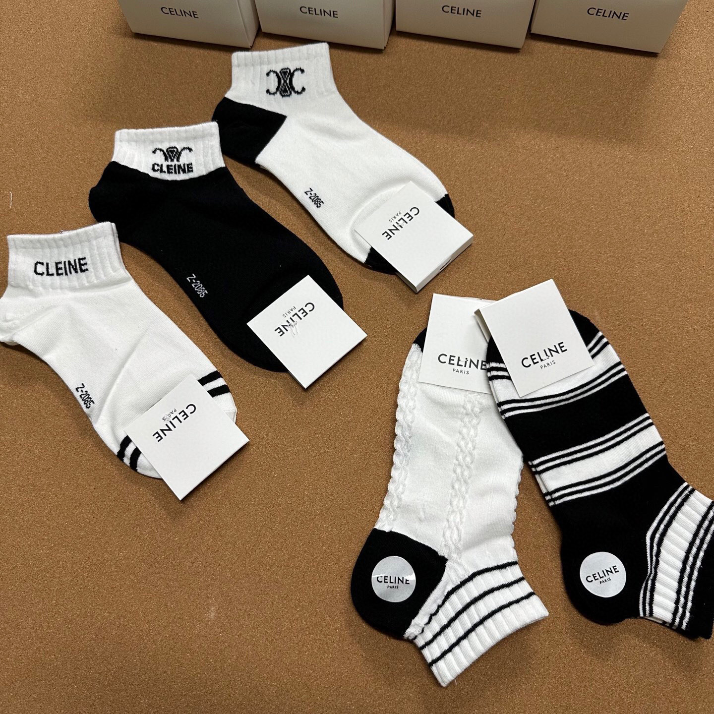  🆕CELINE · 赛琳❗️新品女款短袜子【一盒五双】提花经典标志，纯棉材质制造，透气舒适，超级nic