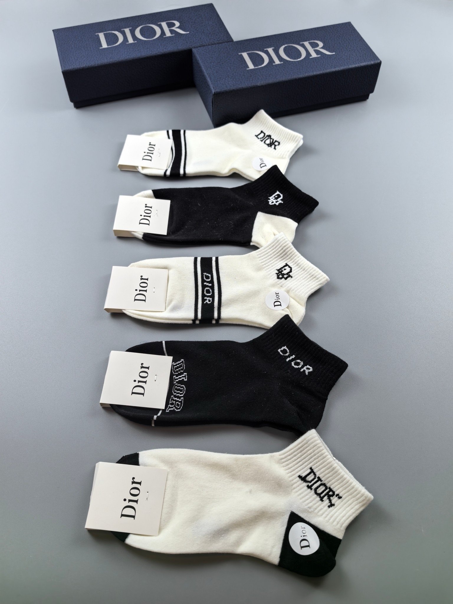  🆕Dior · 迪奥❗️D家新品女款短款袜子❗️【一盒五双】纯棉材质，上脚柔软舒适，经典的D家字母lo