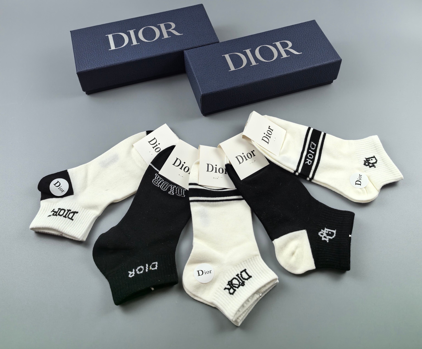  🆕Dior · 迪奥❗️D家新品女款短款袜子❗️【一盒五双】纯棉材质，上脚柔软舒适，经典的D家字母lo