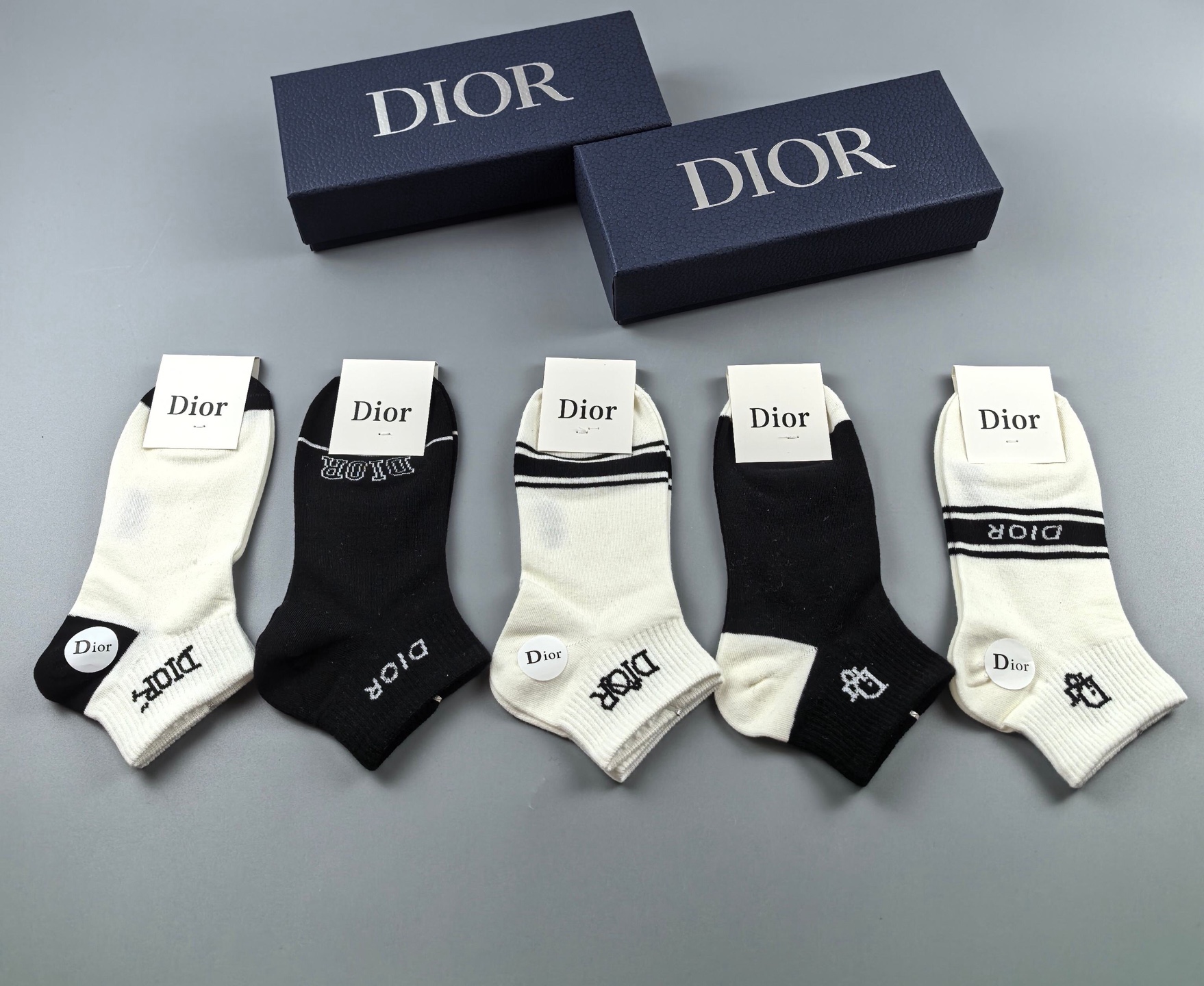  🆕Dior · 迪奥❗️D家新品女款短款袜子❗️【一盒五双】纯棉材质，上脚柔软舒适，经典的D家字母lo