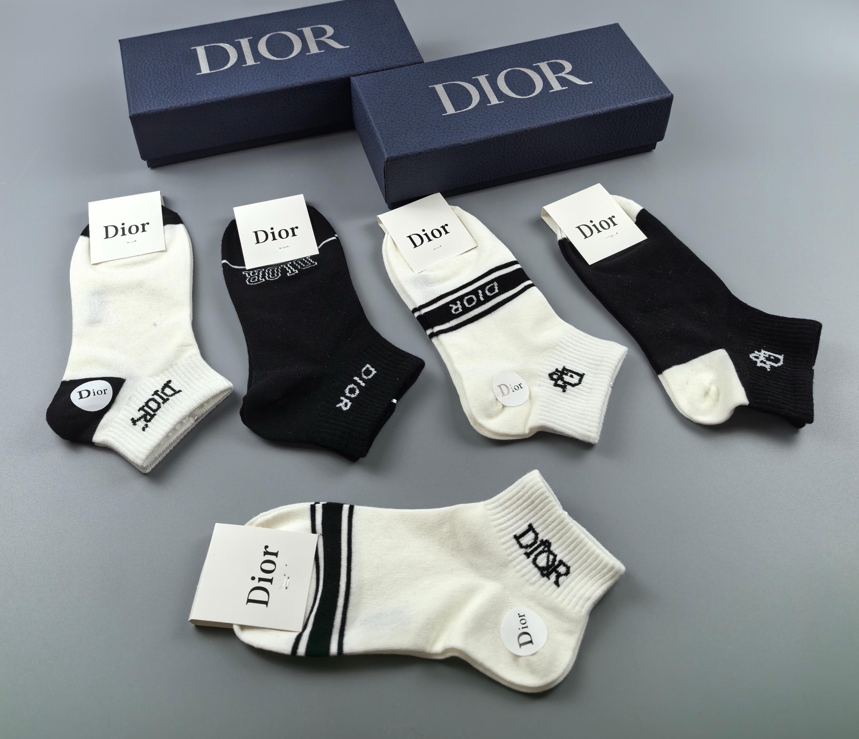  🆕Dior · 迪奥❗️D家新品女款短款袜子❗️【一盒五双】纯棉材质，上脚柔软舒适，经典的D家字母lo