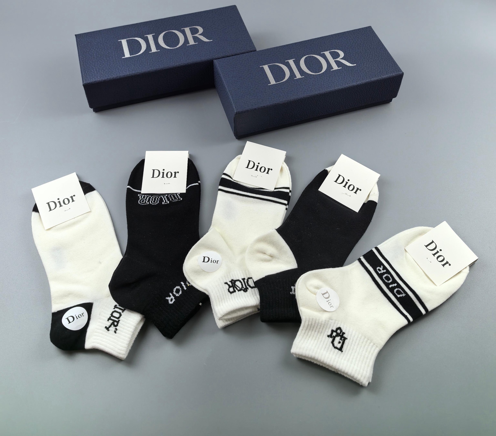  🆕Dior · 迪奥❗️D家新品女款短款袜子❗️【一盒五双】纯棉材质，上脚柔软舒适，经典的D家字母lo