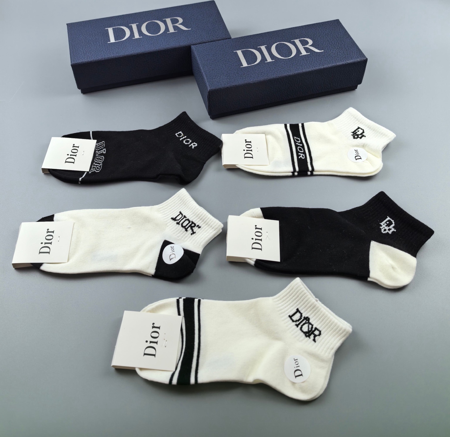  🆕Dior · 迪奥❗️D家新品女款短款袜子❗️【一盒五双】纯棉材质，上脚柔软舒适，经典的D家字母lo