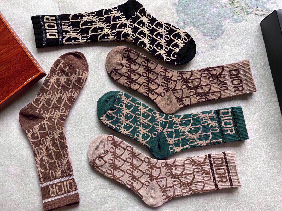  🆕Dior · 迪奥❗️D家新品女款中筒袜子❗️【一盒五双】纯棉材质，上脚柔软舒适，满满的老花经典lo