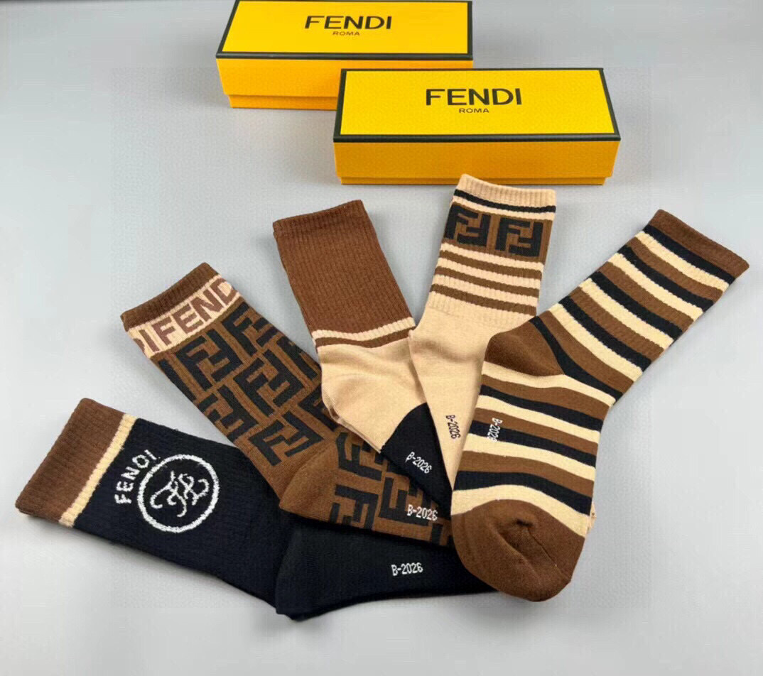 🆕FENDI · 芬迪❗️老佛爷家新品中筒袜子❗️【一盒五双】超级经典的双F标志，纯棉材质制造，透气舒