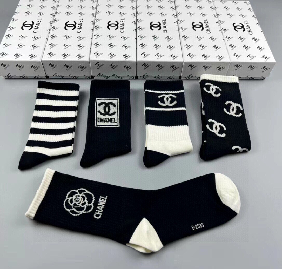  🆕CHANEL · 香奈儿❗️香奶奶家新品女款袜子❗️【一盒五双】纯棉材质，柔软舒适透气，提花经典品牌