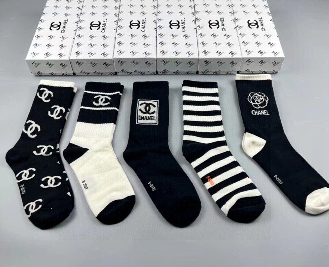  🆕CHANEL · 香奈儿❗️香奶奶家新品女款袜子❗️【一盒五双】纯棉材质，柔软舒适透气，提花经典品牌