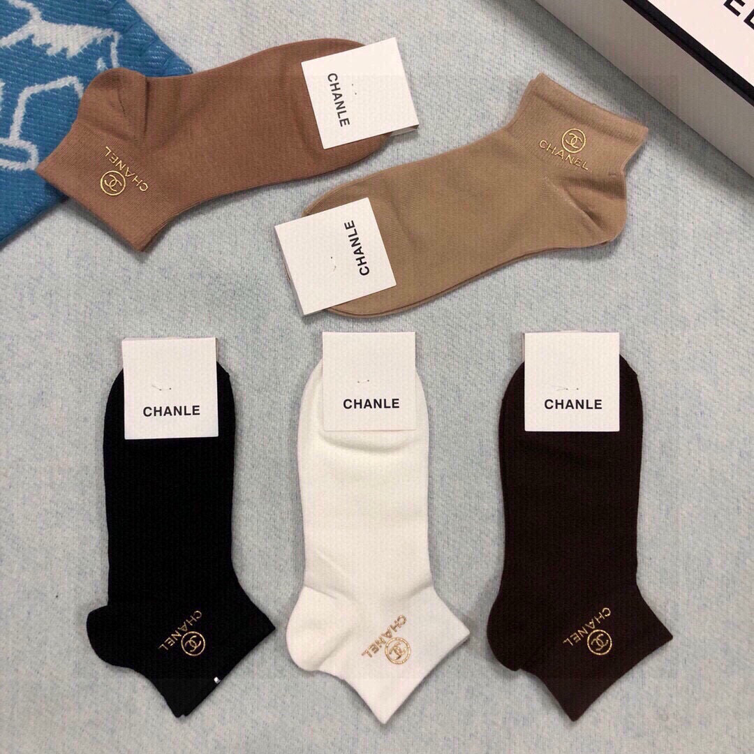  🆕CHANEL · 香奈儿❗️香奶奶家新品女款袜子❗️【一盒五双】纯棉材质，柔软舒适透气，罗口烫金经典
