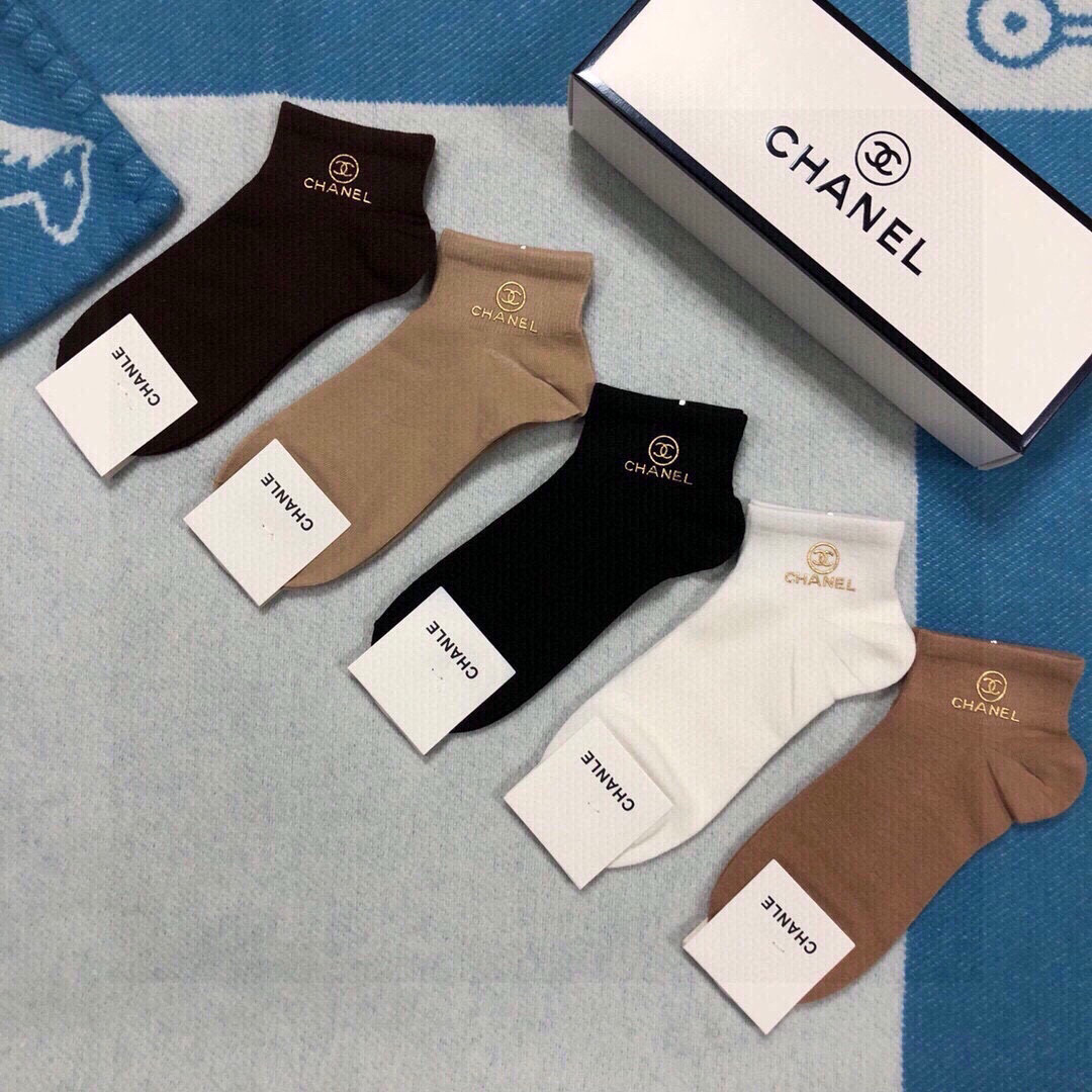  🆕CHANEL · 香奈儿❗️香奶奶家新品女款袜子❗️【一盒五双】纯棉材质，柔软舒适透气，罗口烫金经典