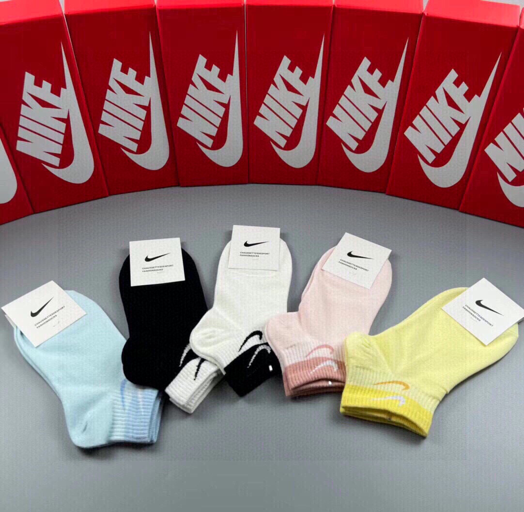  🆕【NIKE 耐克】新品女款袜子❗️JUST DOIT. ☑️logo超级nice❗️火爆全网的马卡龙