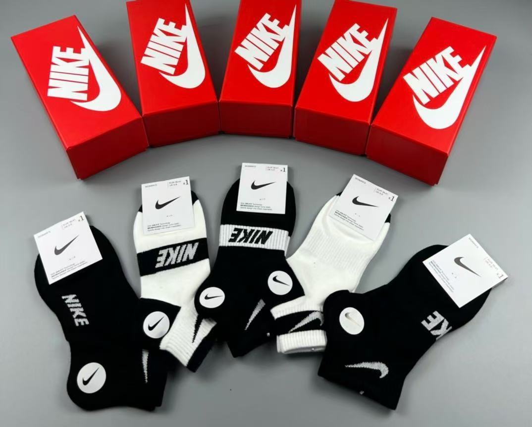  🆕Nike · 耐克❗️永远的经典永远的☑️❗️精梳棉材质，透气吸汗柔软舒适，上脚非常nice❗️商务